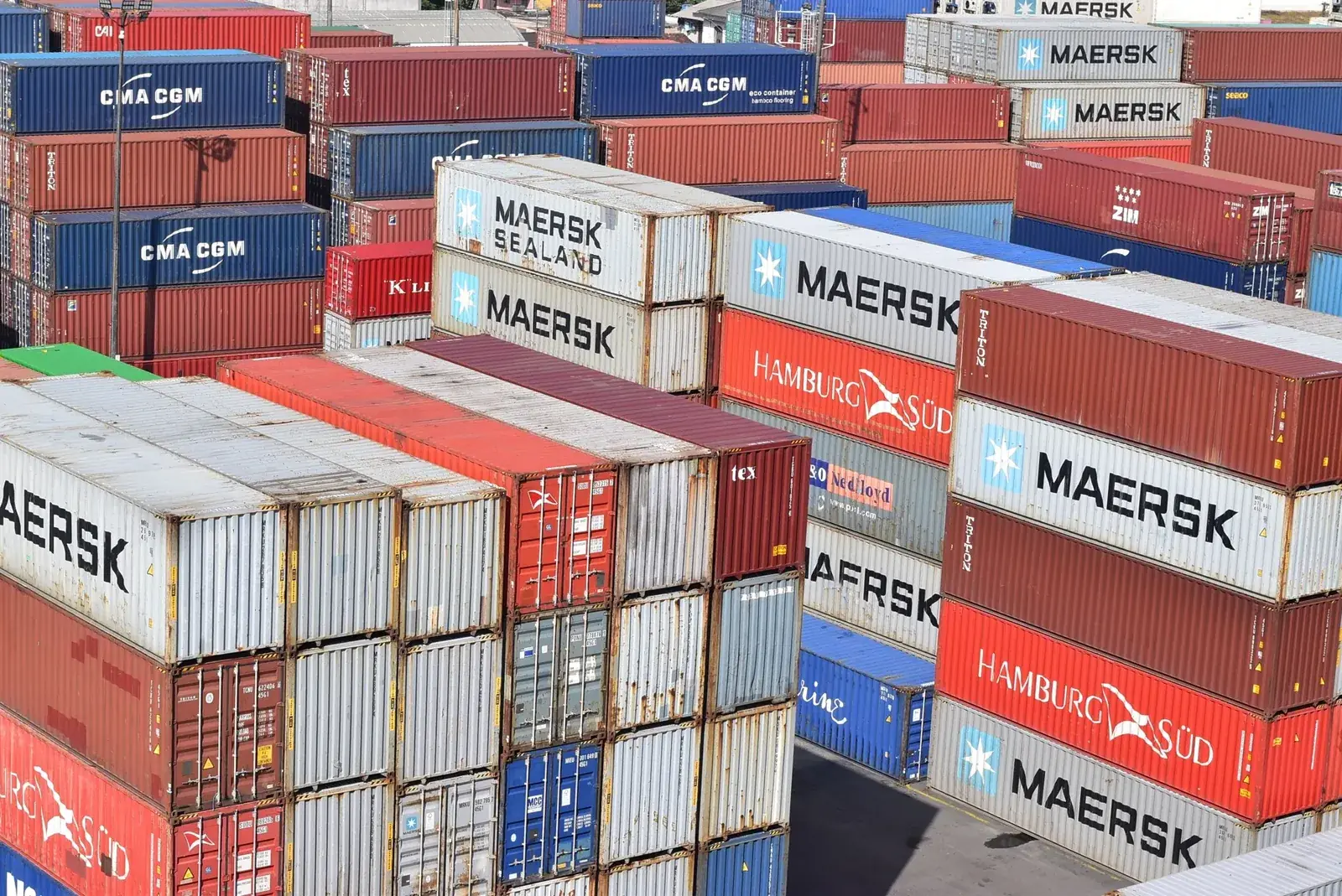 Vista de containers marítimos apilados, imagen ilustrativa
